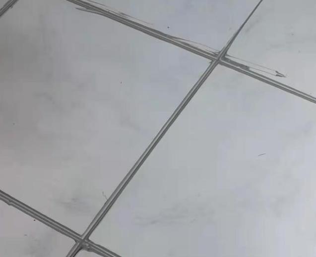 怎么做，才能使美縫劑深入到瓷磚縫隙里面？(圖1)